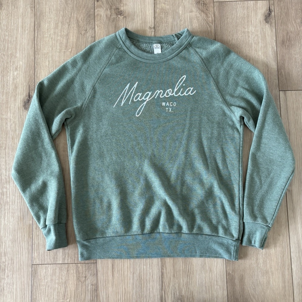 Magnolia Waco TX Sage Green Crewneck Sweatshirt  Medium M Long Sleeve Fleece
